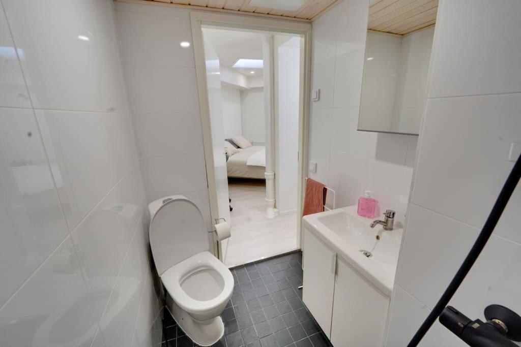 Location In Tampere! Modern Apartment, 2rooms, Kitchen And Balcony *