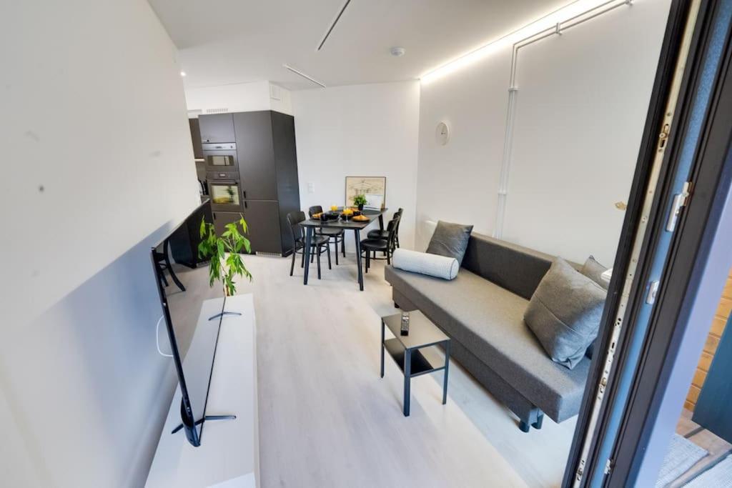 Location In Tampere! Modern Apartment, 2rooms, Kitchen And Balcony Appartement Tampere