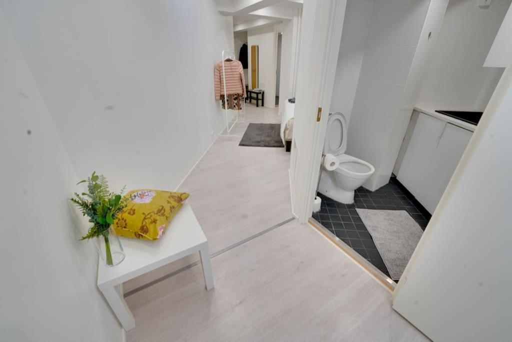 Location In Tampere! Modern Apartment, 2rooms, Kitchen And Balcony Tampere