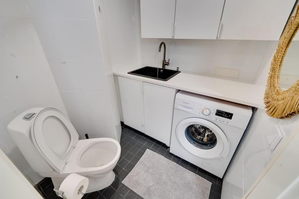 Location In Tampere! Modern Apartment, 2rooms, Kitchen And Balcony Appartement *